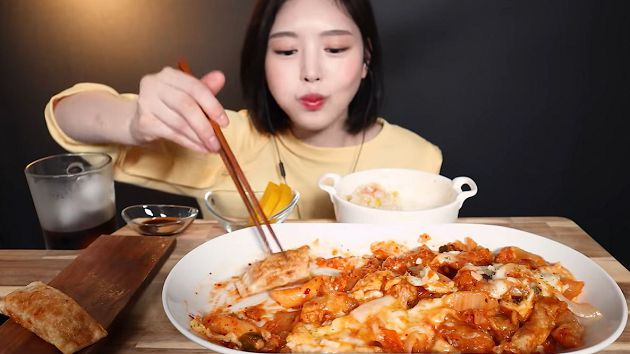 突現神秘男子指導！正妹大胃王0剪輯「假吃反露餡」　網：直播很難？