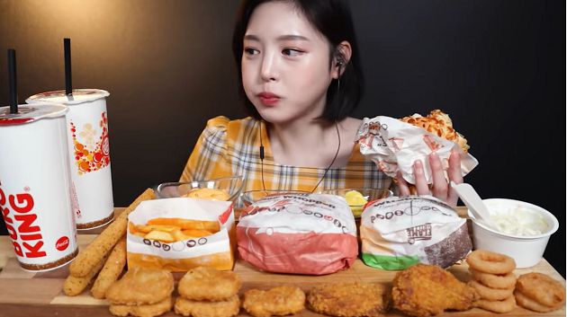 突現神秘男子指導！正妹大胃王0剪輯「假吃反露餡」　網：直播很難？