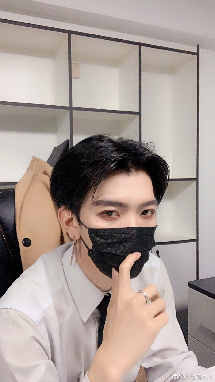 口罩摘下「秒變鴨嘴獸」!電眼鮮肉「素顏真面目曝光」 網怒:整張臉都是假的