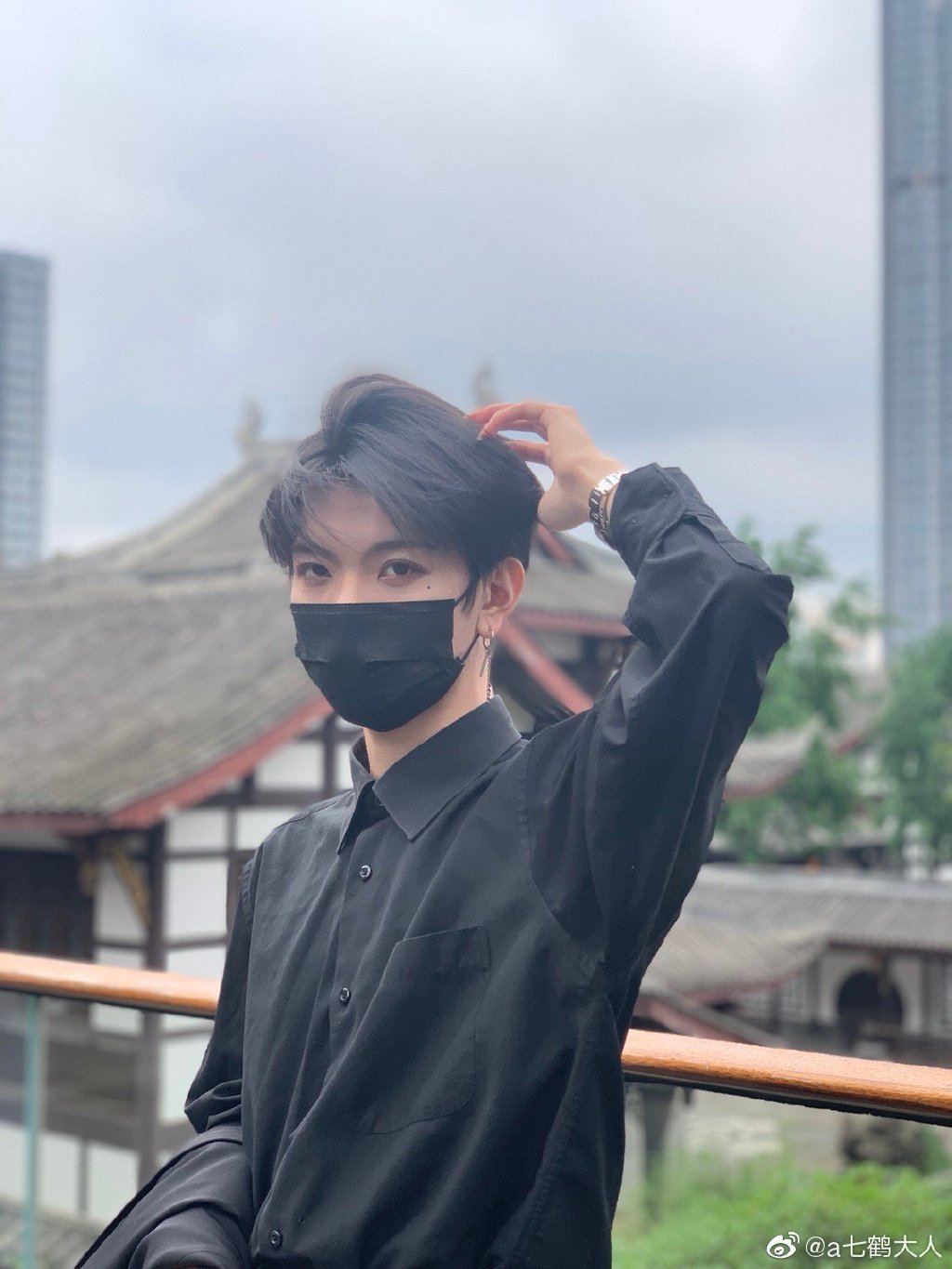 口罩摘下「秒變鴨嘴獸」!電眼鮮肉「素顏真面目曝光」 網怒:整張臉都是假的