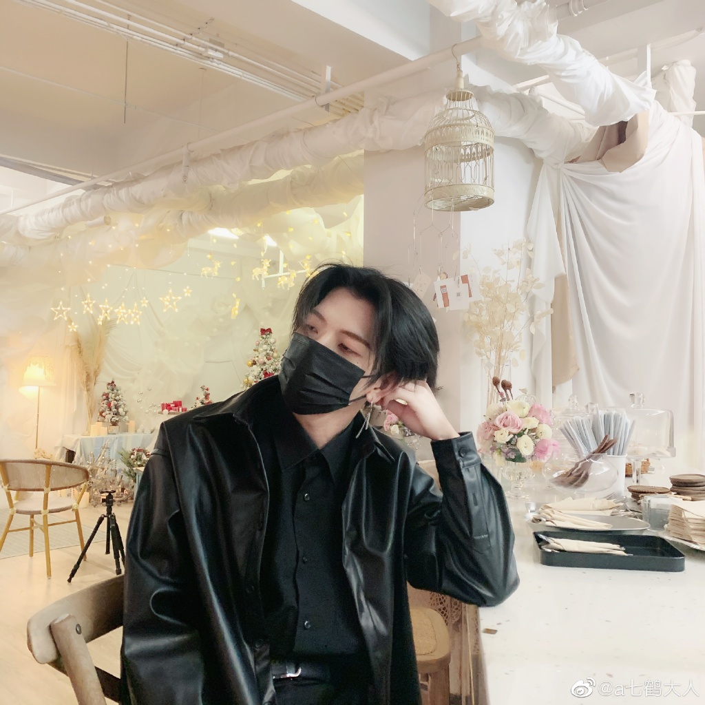 口罩摘下「秒變鴨嘴獸」!電眼鮮肉「素顏真面目曝光」 網怒:整張臉都是假的