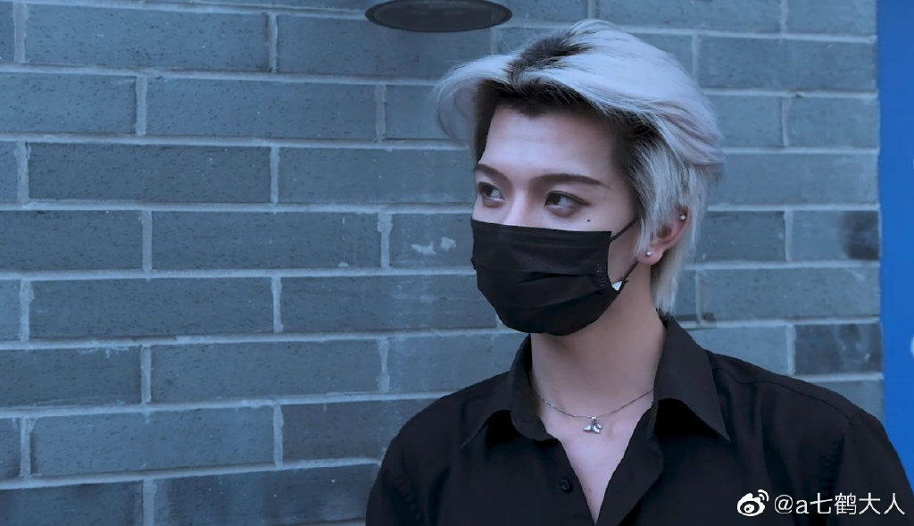 口罩摘下「秒變鴨嘴獸」!電眼鮮肉「素顏真面目曝光」 網怒:整張臉都是假的