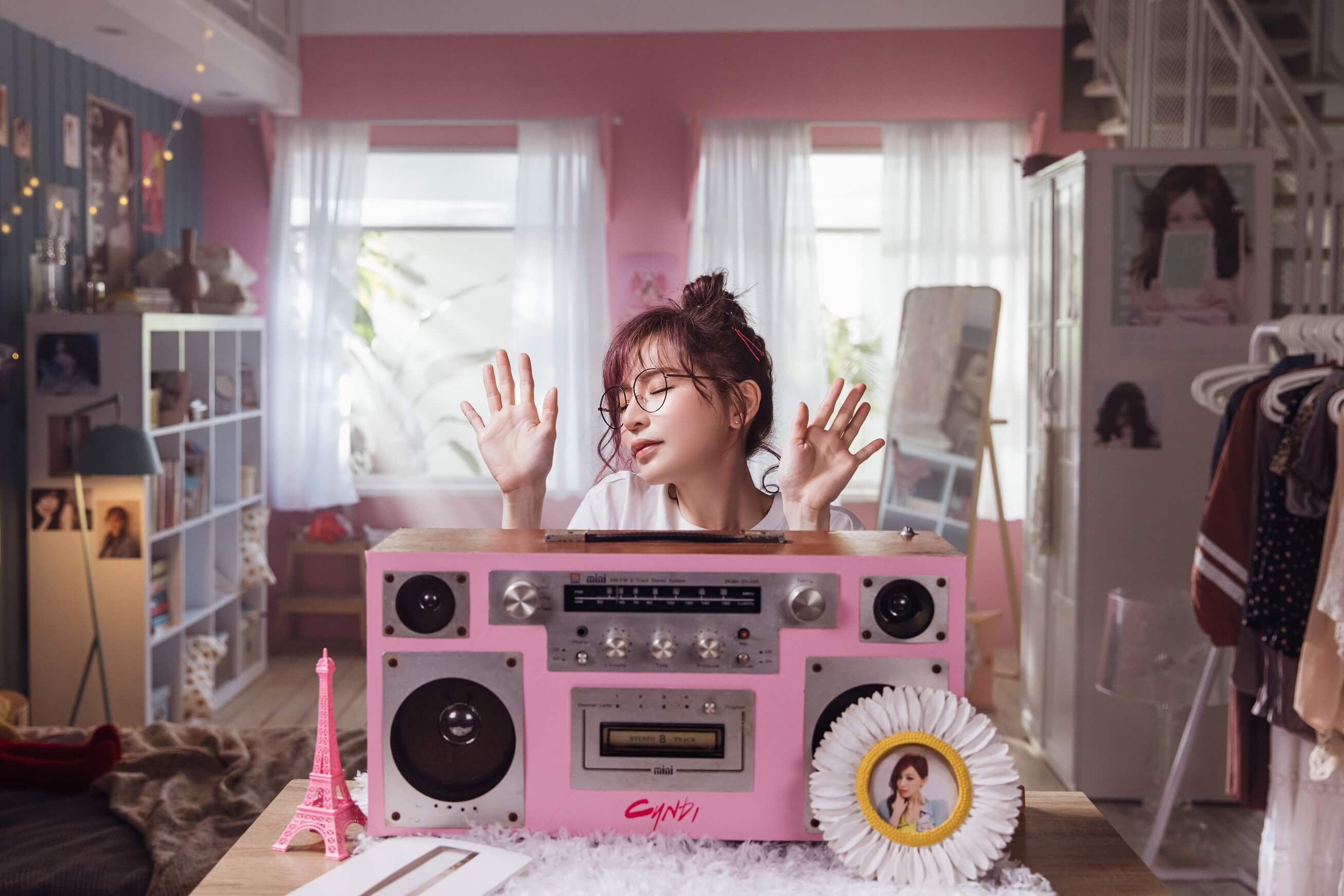 甜美居家模樣曝光　王心凌「化身歌迷」高舉應援板！