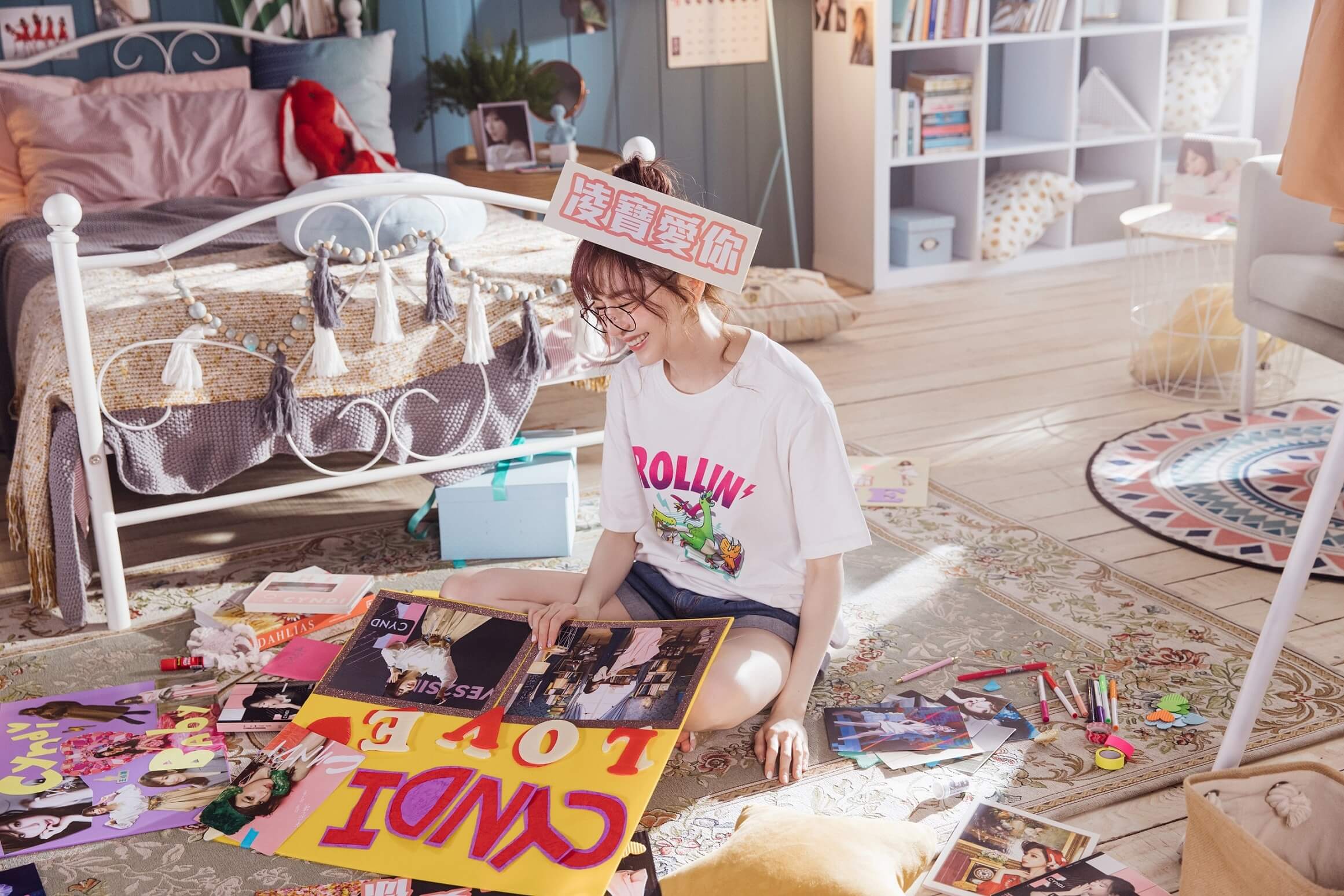 甜美居家模樣曝光　王心凌「化身歌迷」高舉應援板！