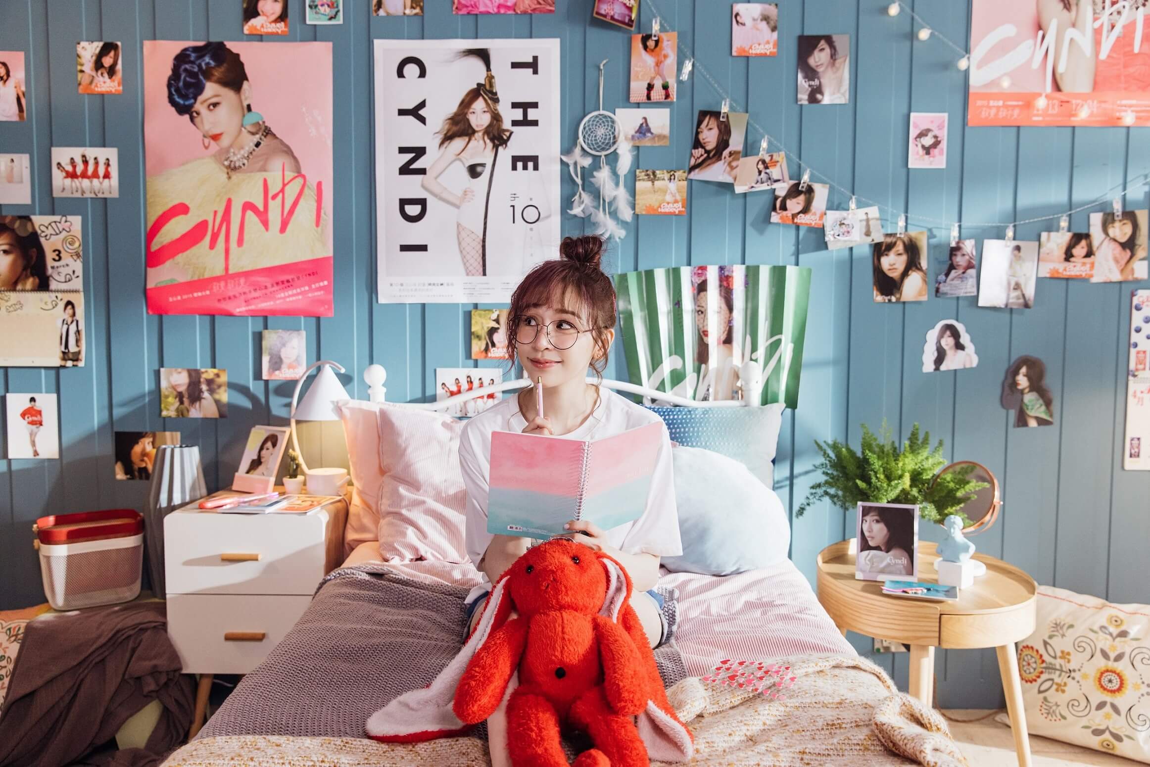 甜美居家模樣曝光　王心凌「化身歌迷」高舉應援板！