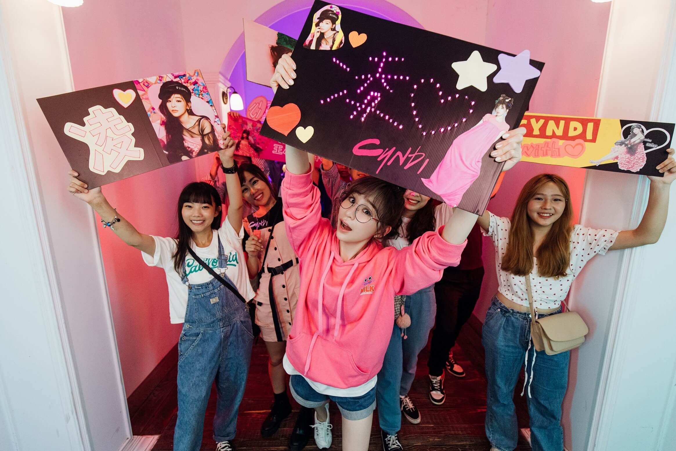 甜美居家模樣曝光　王心凌「化身歌迷」高舉應援板！