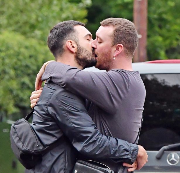 失戀兩年擁新歡！山姆史密斯熱戀設計師　街頭擁吻、大膽放閃好甜蜜