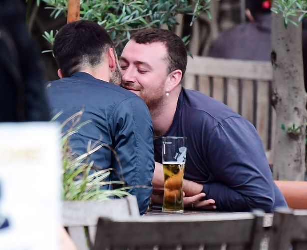 失戀兩年擁新歡！山姆史密斯熱戀設計師　街頭擁吻、大膽放閃好甜蜜