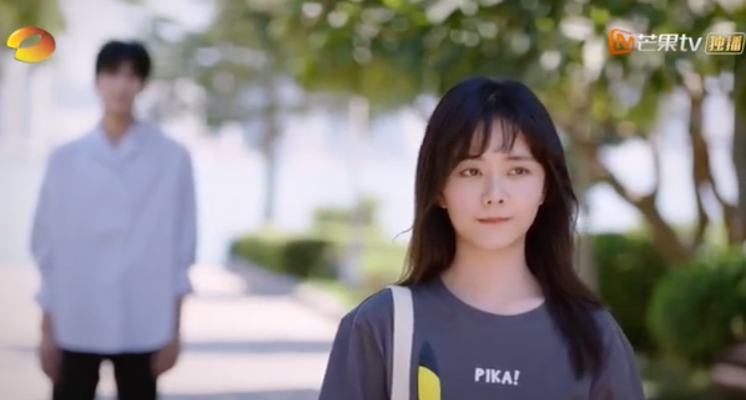 陸劇《以家人之名》因題材新穎，加上劇情溫馨催淚，播出後廣受觀眾好評。近期劇情走向大灑狗糧，24集先是凌霄（宋威龍 飾）激吻沒有血緣關係的妹妹李尖尖，而昨日李尖尖則在大庭廣眾下回吻哥哥，爆擊觀眾們的心臟，也直接登上熱搜。