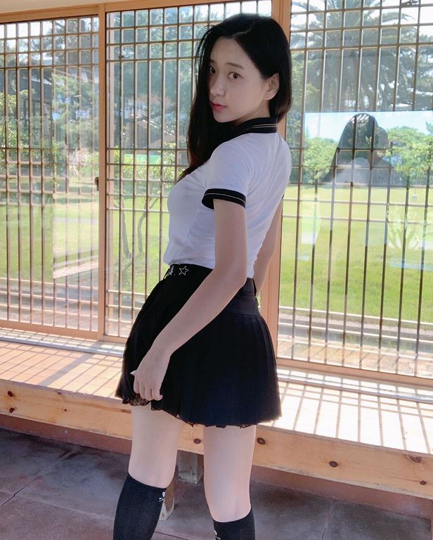 睡衣小過頭！「ㄦ字腰」正妹巨球噴出袖口　網看歪：要怎麼睡？