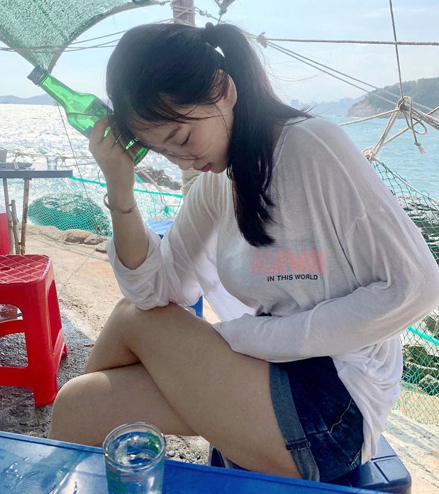 睡衣小過頭！「ㄦ字腰」正妹巨球噴出袖口　網看歪：要怎麼睡？