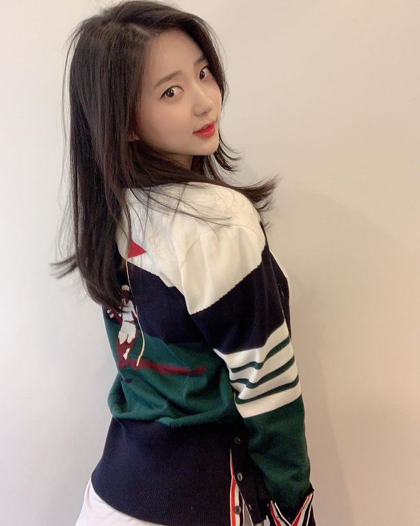 睡衣小過頭！「ㄦ字腰」正妹巨球噴出袖口　網看歪：要怎麼睡？