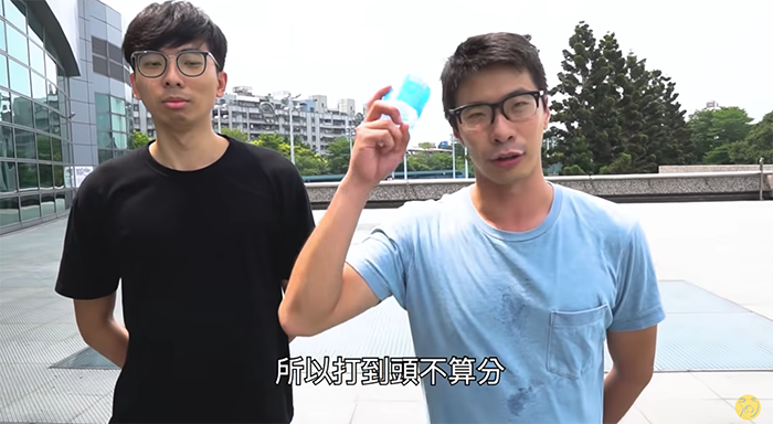 說到2020年最紅的運動項目就非「羅馬競技生死鬥」莫屬了！而這個莫名紅遍全台，甚至還舉辦過多次大型賽事的遊戲竟然是由當紅Youtuber「反正我很閒」發明的，就連政府也十分感興趣！  2018年「反正我很閒」在YT上傳了一支有關羅馬競技生死鬥的規則講解，僅需一塊場地和2個寶特瓶就能進行，為了保障選手安全，還特地加入了「打頭不算分」的安全機制。  這種簡單又輕鬆的活動瞬間被引進大學，學生們也常常在下課之餘「自發性」的在校內體育館發起活動，從南到北的大學幾乎「無一倖免」，因此引起政府注意。  由於比賽中使用的武器是「塑膠寶特瓶」，於是新北市環保局也宣布8月5日時，在中和區清潔隊資源回收廠舉辦校外賽，開放全國大專院校的學生參加，還祭出高達2.2萬元的總獎金，也讓人再次感受到「反正我很閒」的魅力。