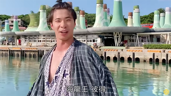 最大表演特色就是「傻眼表情」、「面癱」